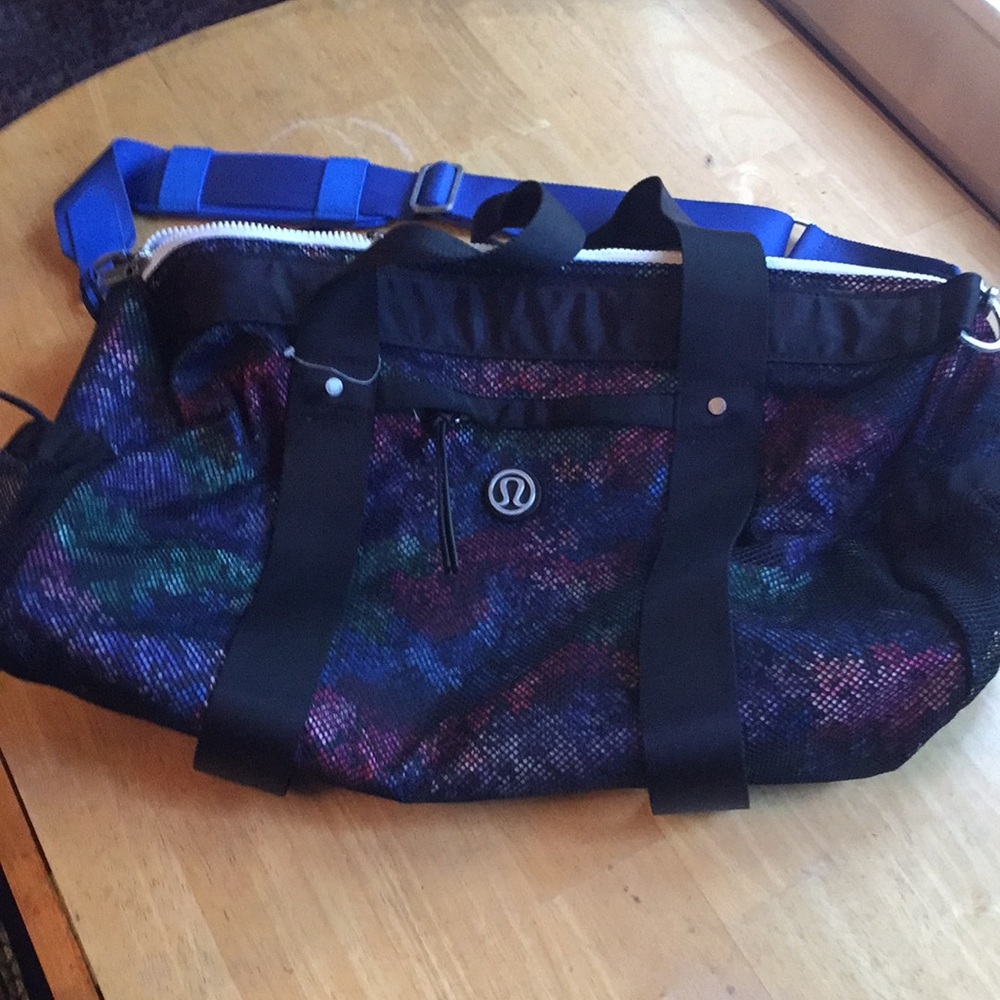 Lululemon sport travel bag in great condition